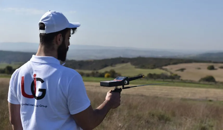 Titan Ger Gold Hunter Device Field Scanning